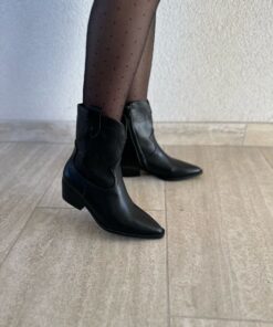 32 Black
