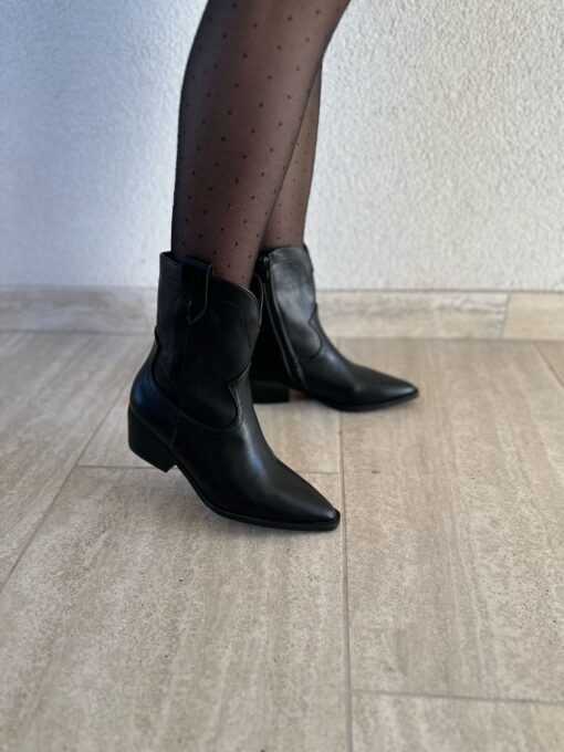 32 Black